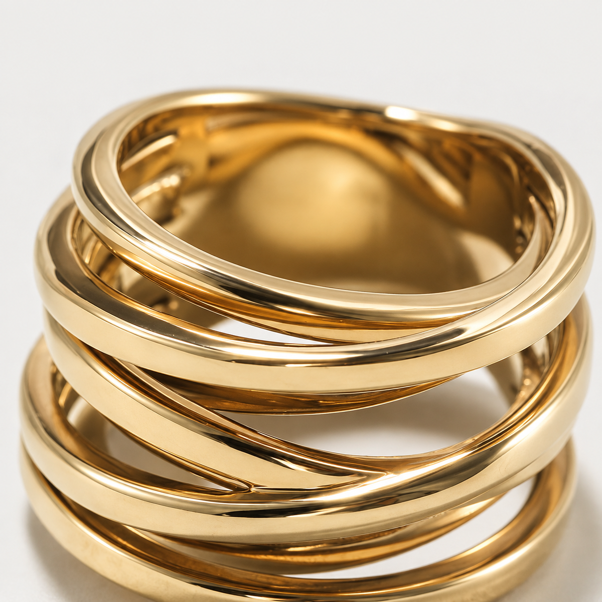 Bague Volute multi-rangs en acier inoxydable, finition dorée — détail du motif