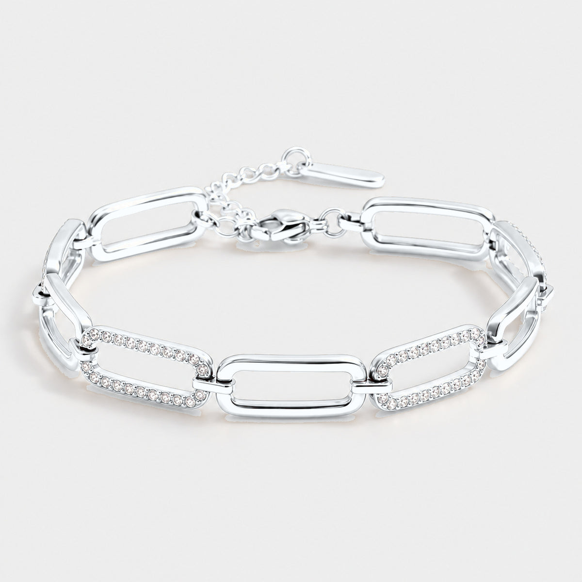 Bracelet Maille rectangle pavée en acier inoxydable, finition argentée — vue studio