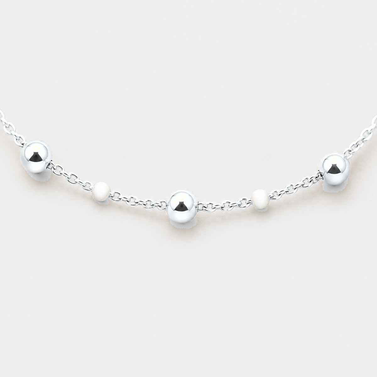 Collier Éclat billes en acier inoxydable, finition argentée — vue studio