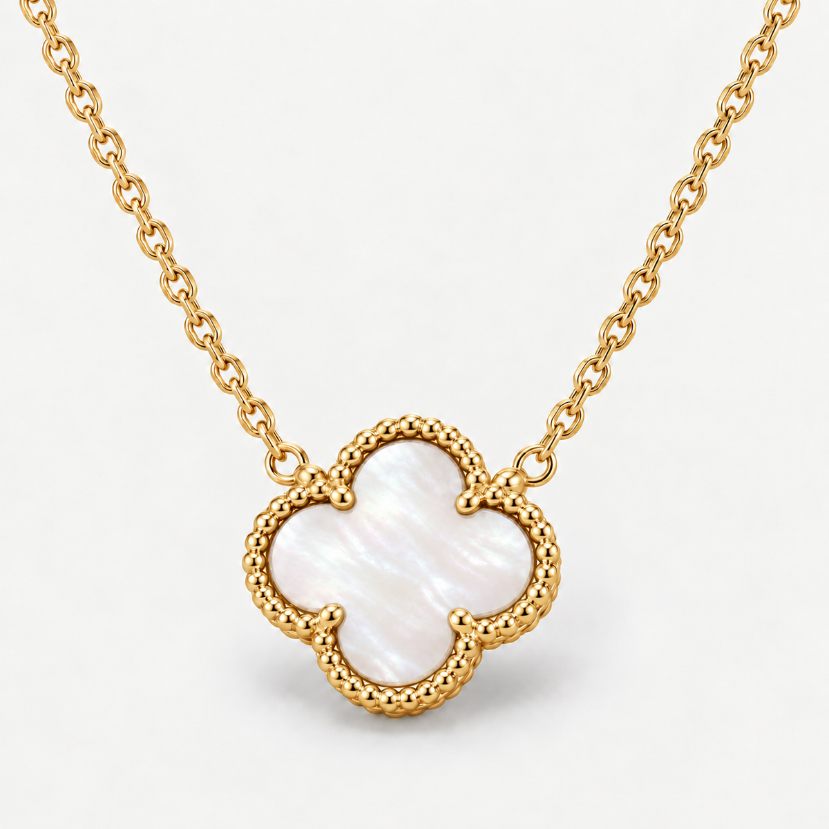 Collier Éclipse onyx en acier inoxydable, finition nacre et doré — vue studio