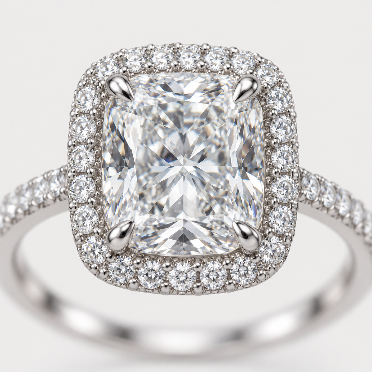 Bague Solitaire halo en acier inoxydable, finition argentée — détail du motif