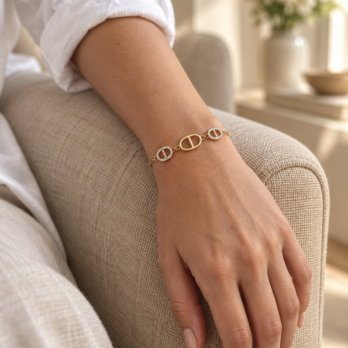 Bracelet Maille pavée en acier inoxydable, finition dorée porté
