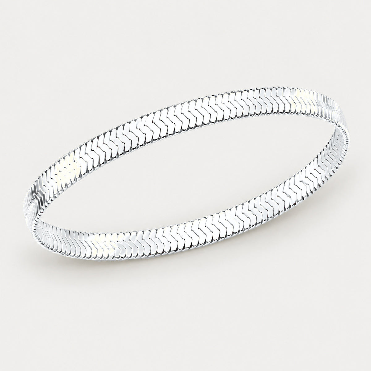 Bracelet Ruban plat en acier inoxydable, finition argentée — vue studio