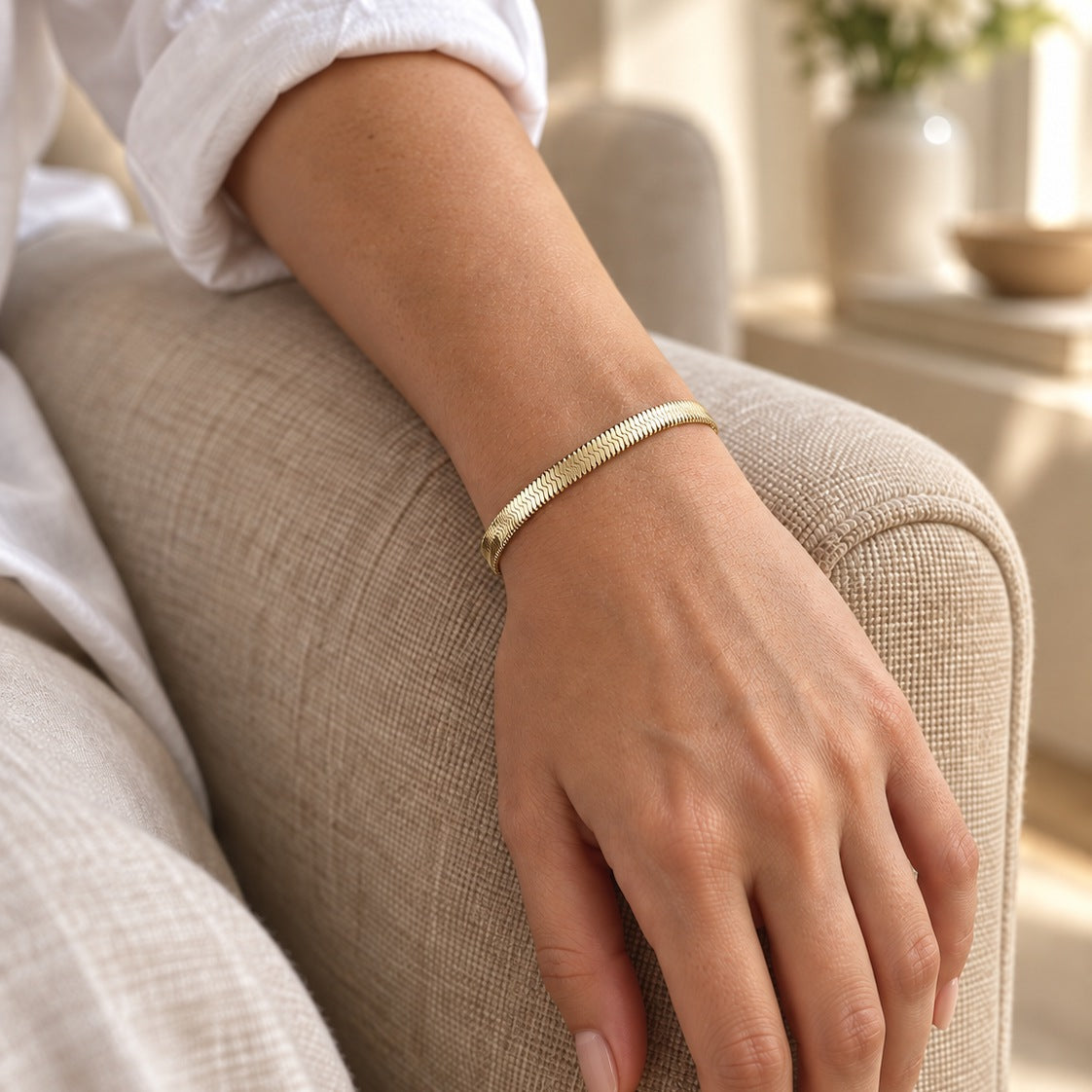 Bracelet Ruban plat en acier inoxydable, finition dorée porté