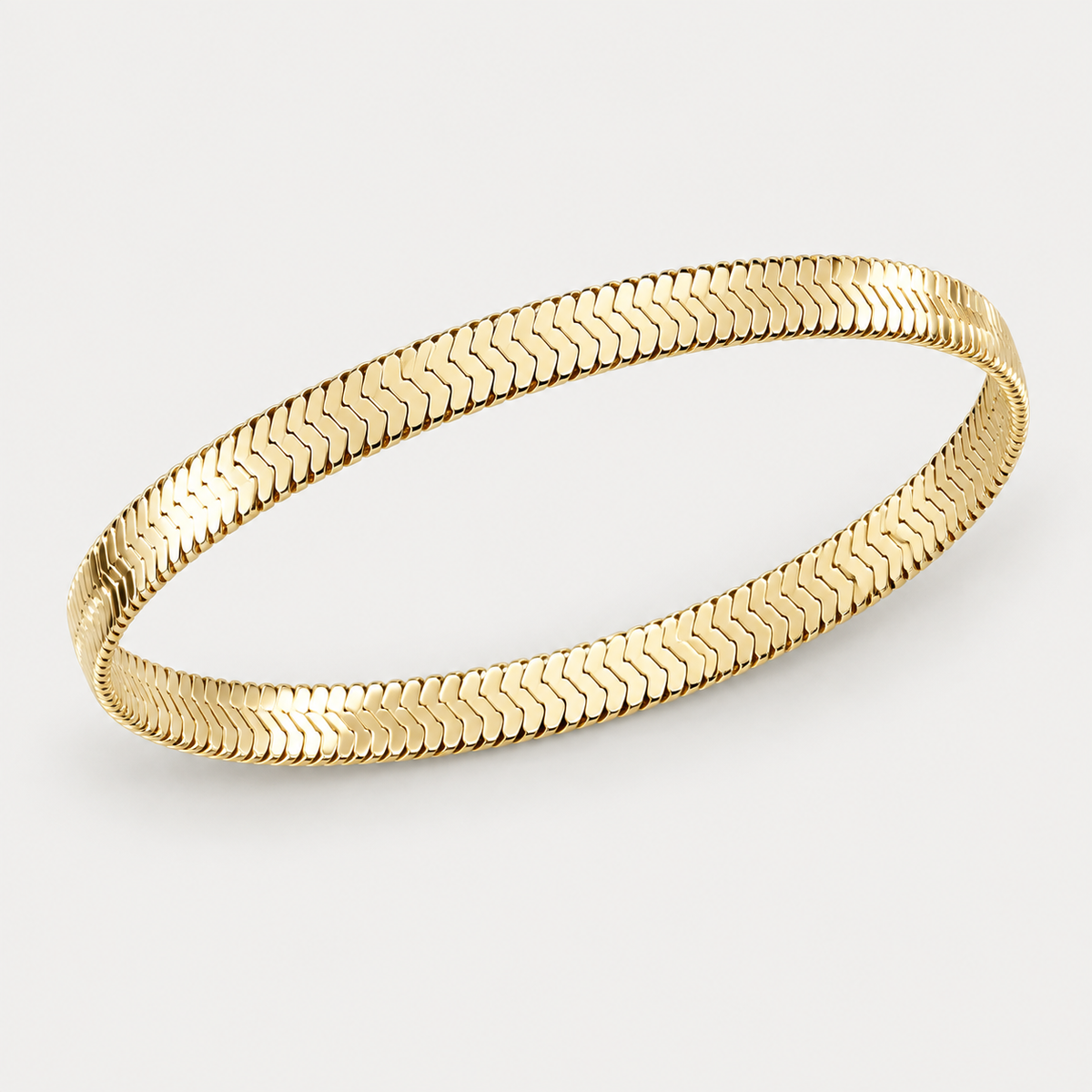 Bracelet Ruban plat en acier inoxydable, finition dorée — vue studio