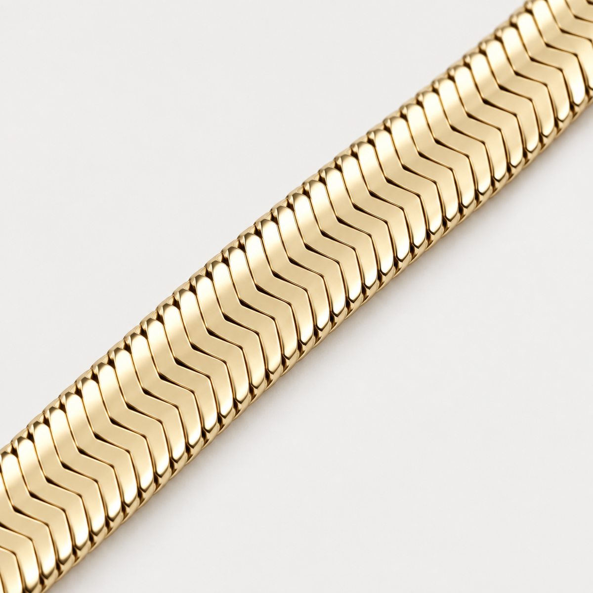 Bracelet Ruban plat en acier inoxydable, finition dorée — détail du motif