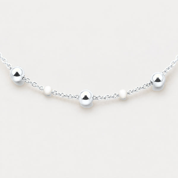 Collier Éclat billes en acier inoxydable, finition argentée — vue studio