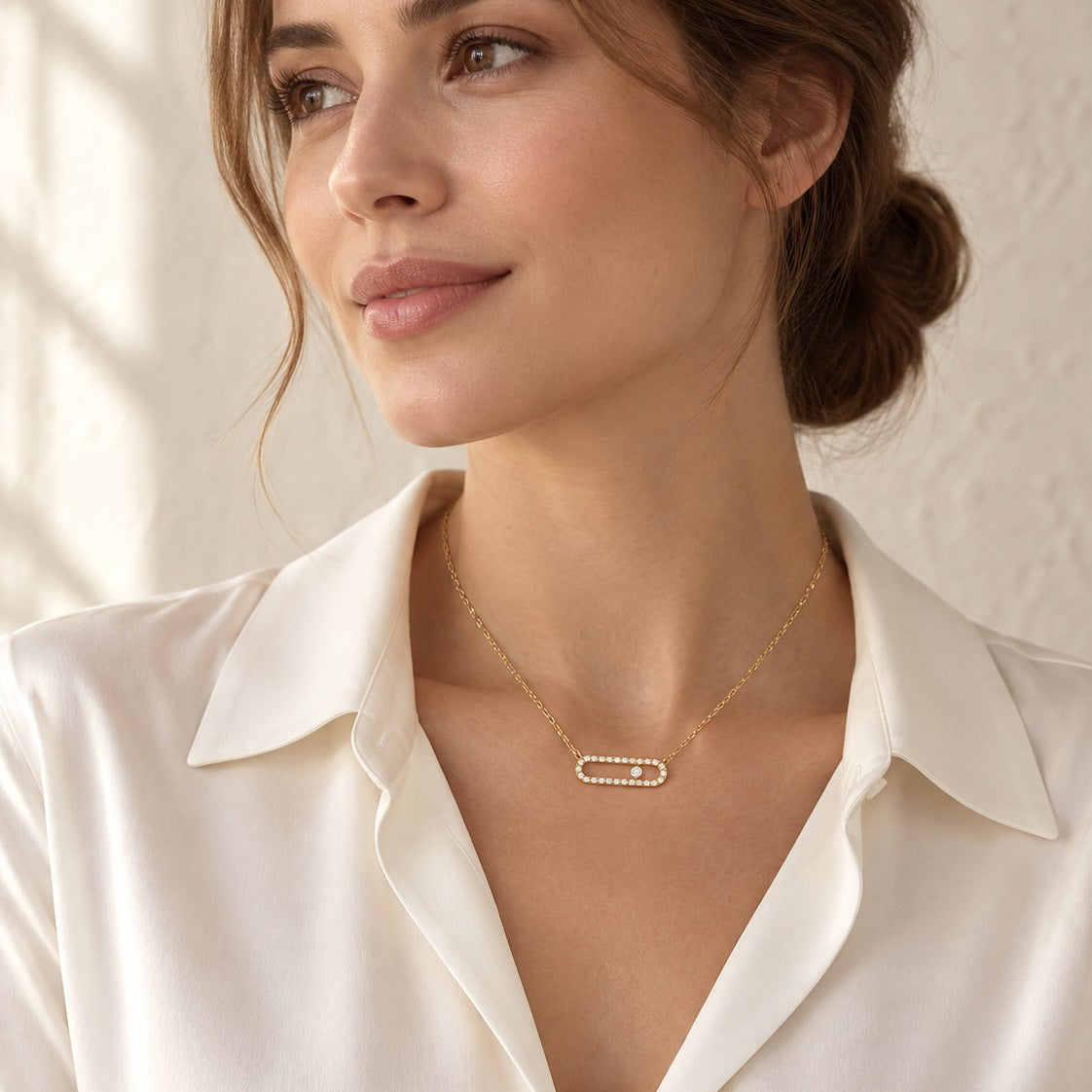 Collier Maille pavée en acier inoxydable, finition dorée porté