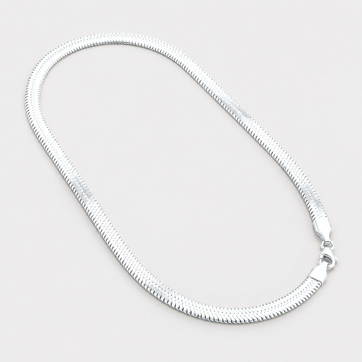 Collier Ruban plat en acier inoxydable, finition argentée — vue studio
