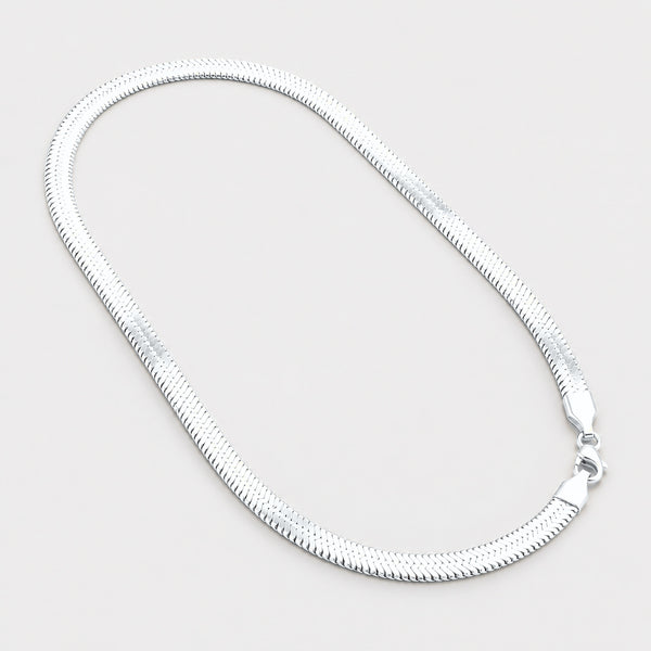 Collier Ruban plat en acier inoxydable, finition argentée — vue studio