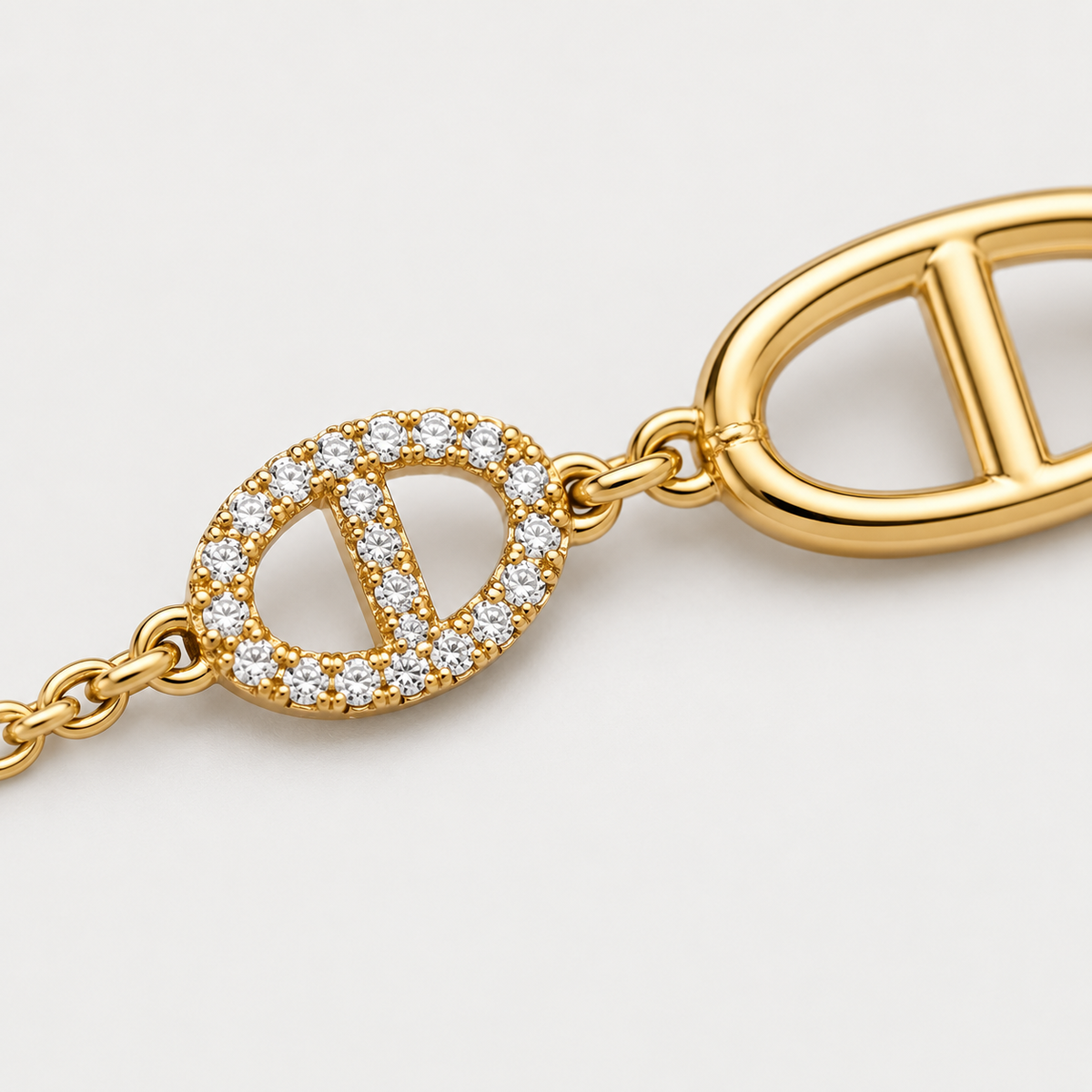 Bracelet Maille pavée en acier inoxydable, finition dorée — détail du motif