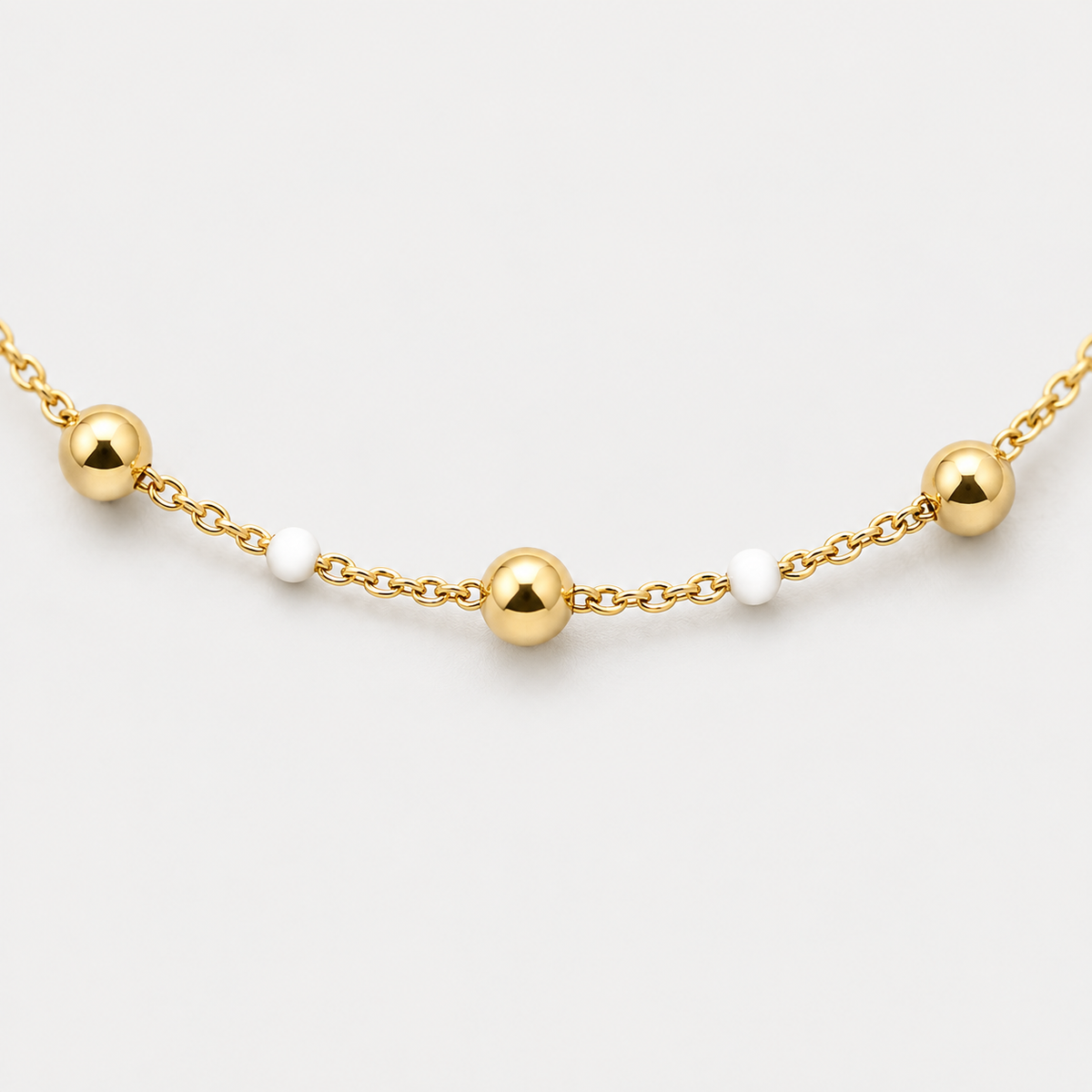Collier Éclat billes en acier inoxydable, finition dorée — détail du motif