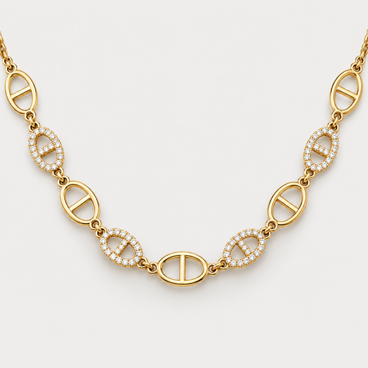Collier Maille ras-de-cou pavé en acier inoxydable, finition dorée — vue studio