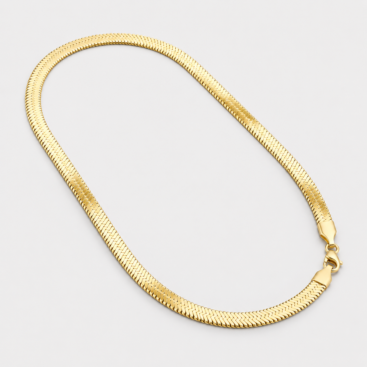 Collier Ruban plat en acier inoxydable, finition dorée — vue studio
