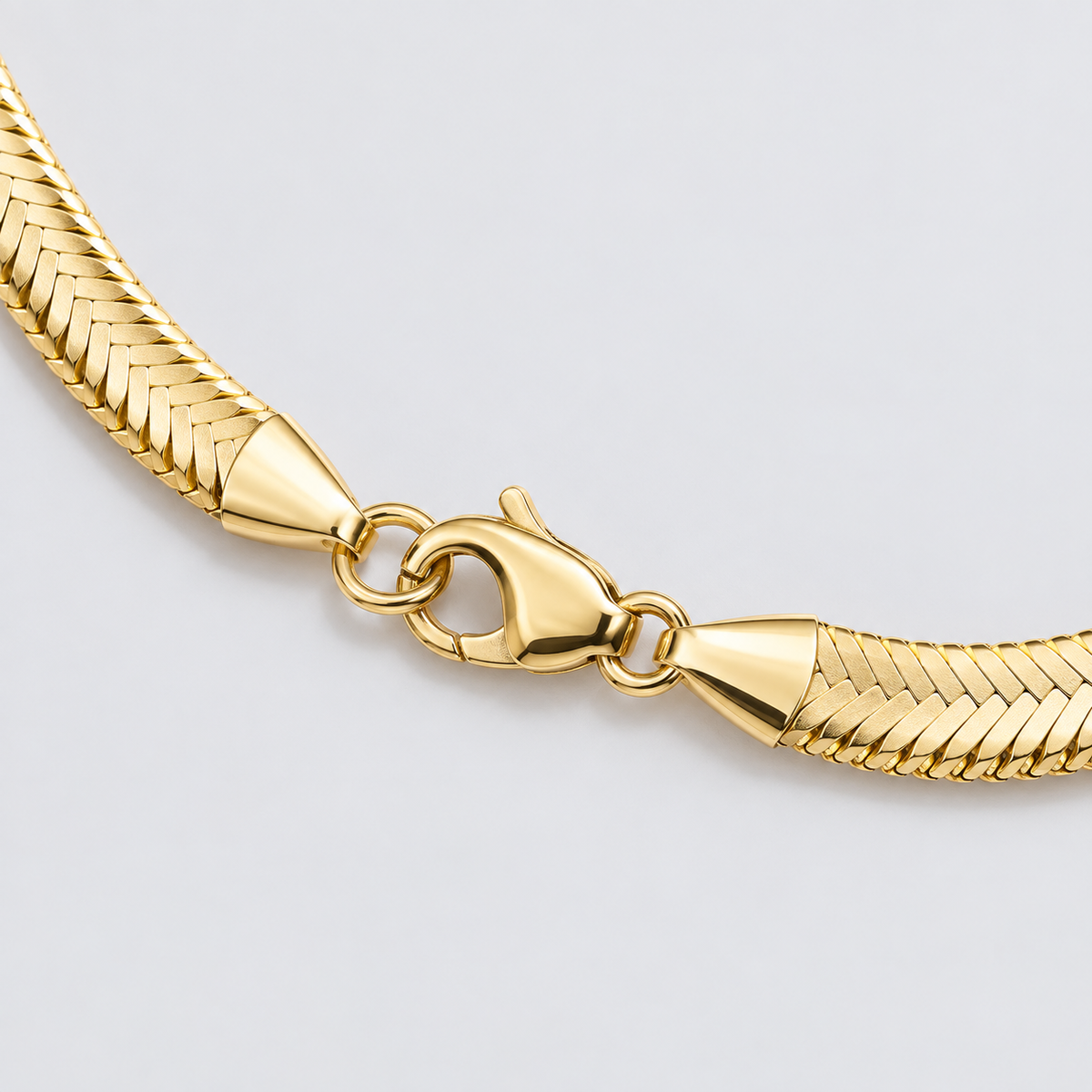 Collier Ruban plat en acier inoxydable, finition dorée — détail du motif